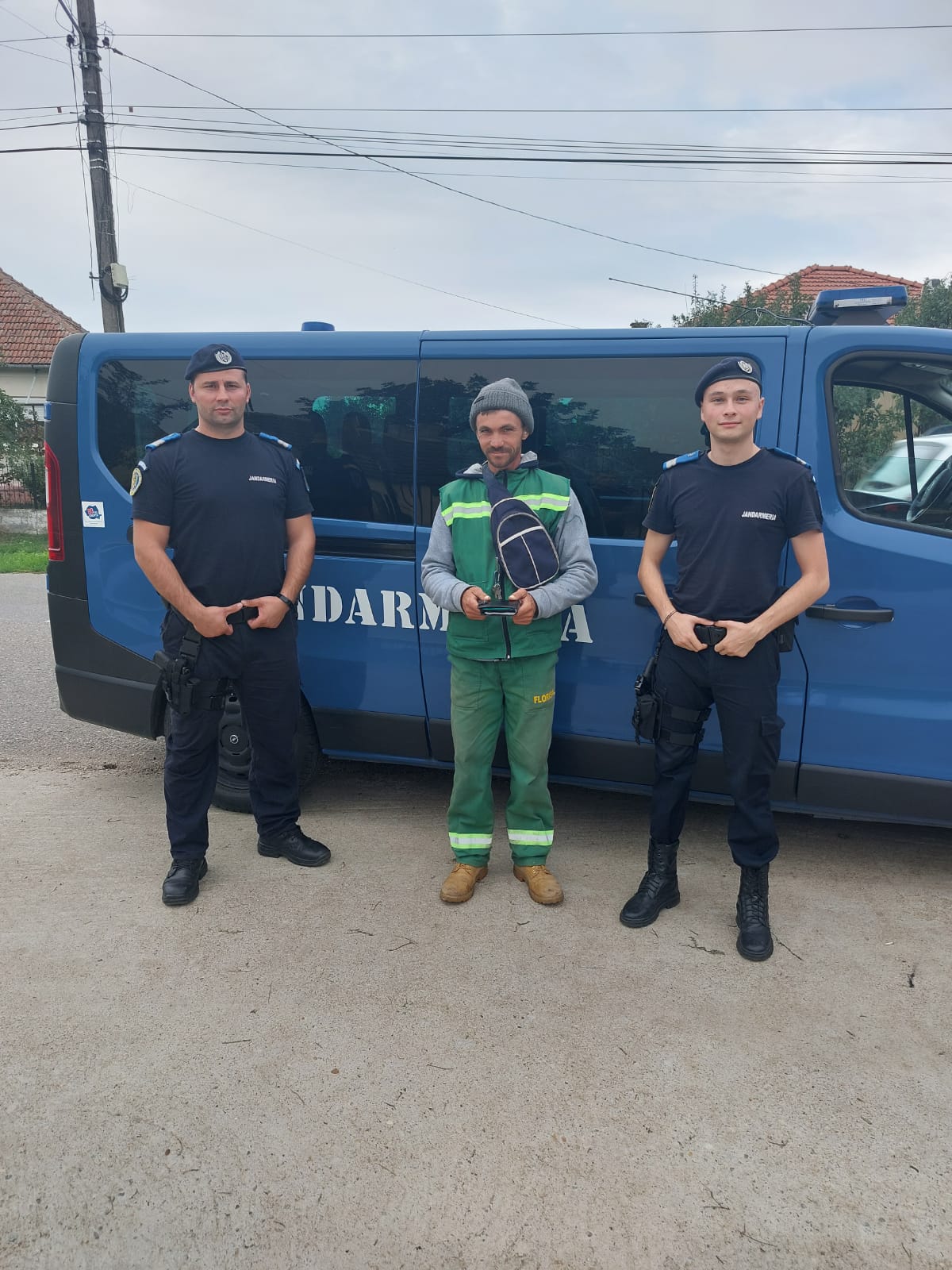 Portofel găsit de o fetiță. Jandarmii sătmăreni l-au restituit proprietarului
