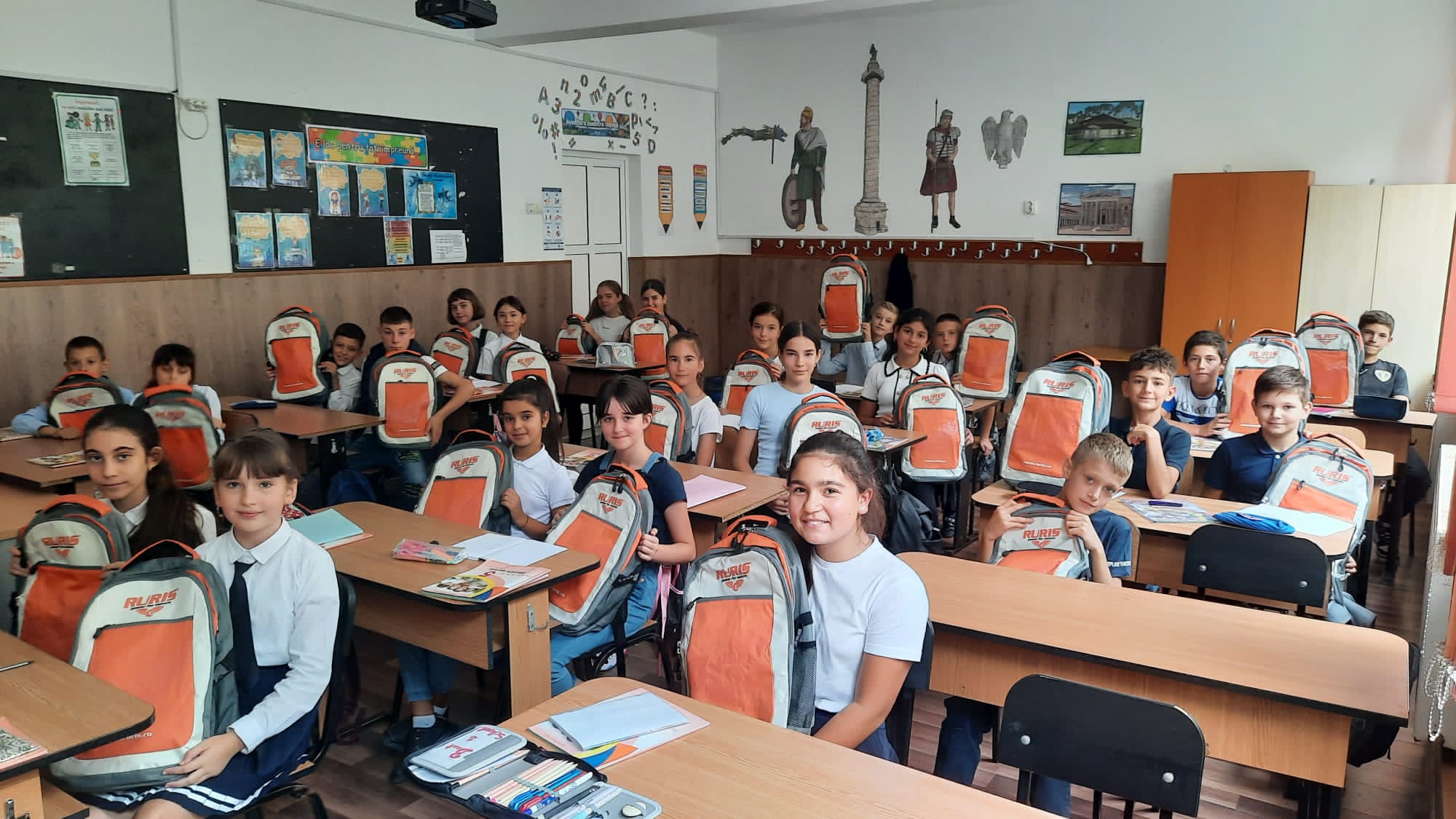 Prin programul „Educație pentru România”, 20.000 de elevi au primit ghiozdane complet echipate