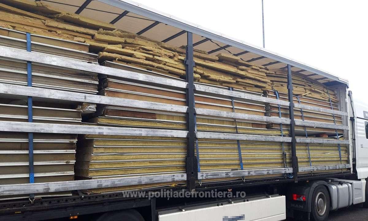 FOTO. TIR  încărcat cu 20 de tone de deșeuri, ÎNTORS  din VAMA Petea