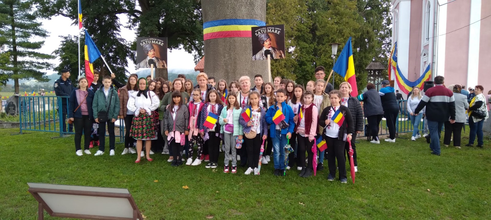 FOTOREPORTAJ: Un grup de elevi și dascăli ai Școlii Gimnaziale ”Avram Iancu” din Satu Mare, au participat la comemorarea a 150 de ani de la moartea eroului național Avram Iancu