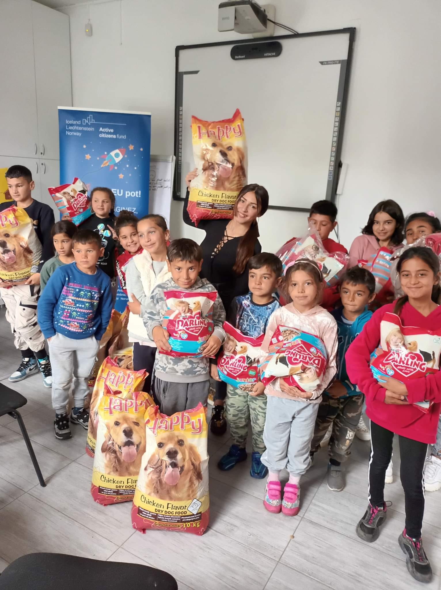 Copiii de la Asociația Stea au donat mâncare cățelușilor fără stăpân. Merită tot respectul