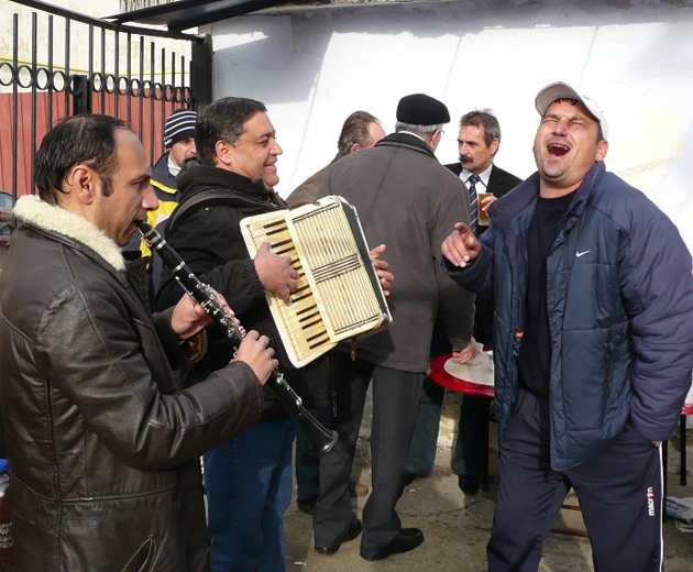 Petrecăreții cer a doua zi banii înapoi de la lăutari