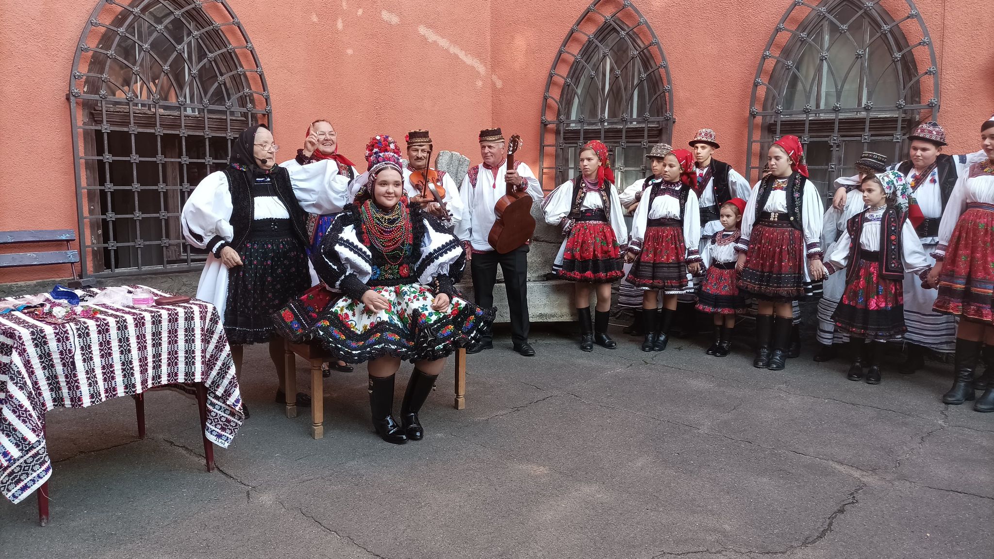 S-a deschis expoziția  „Măritișu i se potrivește”