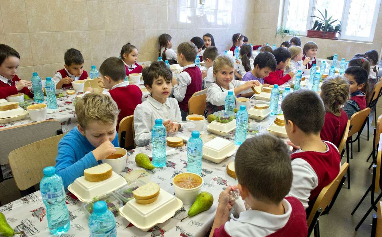 Mâncare caldă pentru elevii din șase școli din județul  Satu Mare