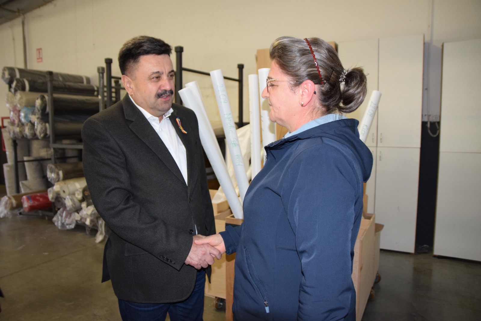 Prefectul Radu Roca, în vizită de lucru la o firmă din Medieșu Aurit