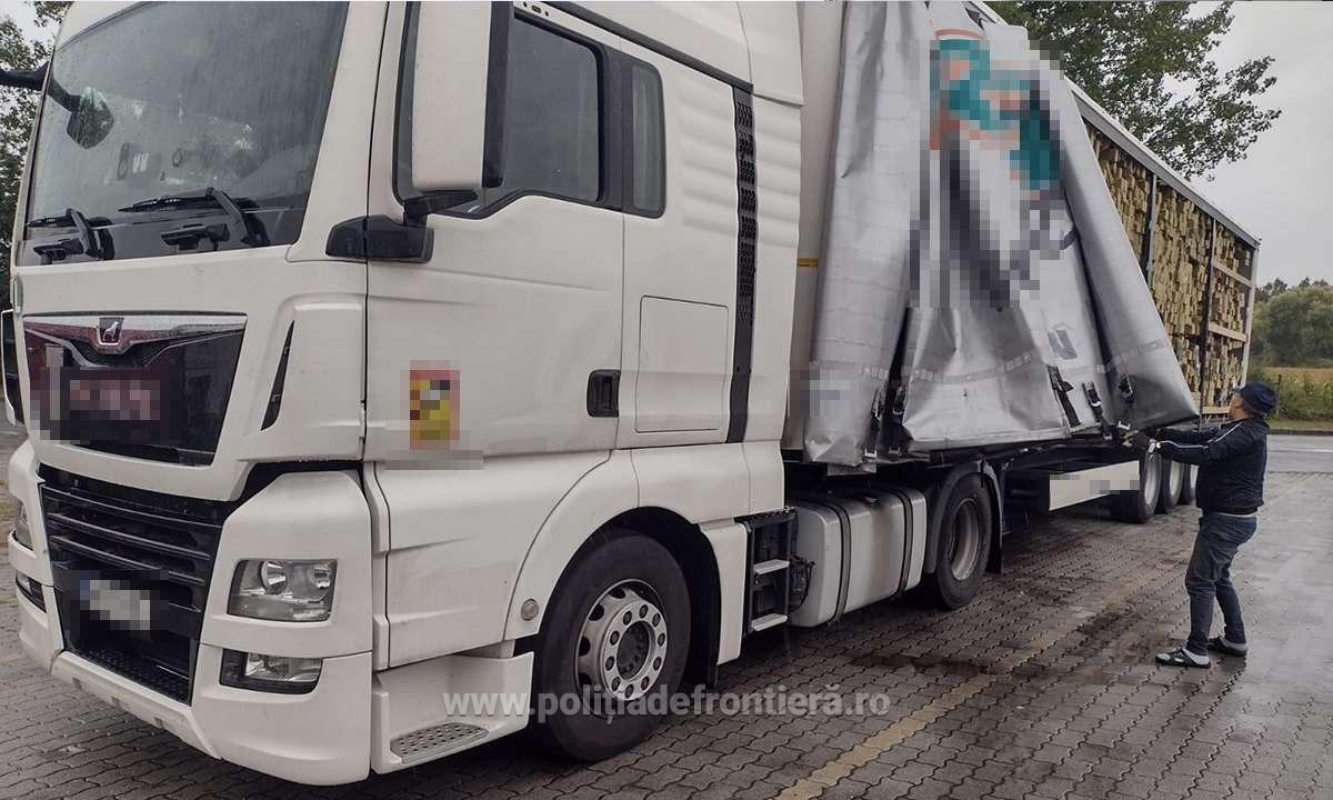 TIR încărcat cu aproximativ 10 tone de deșeuri oprit la Petea