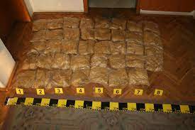 40 de pungi cu tutun descoperite în mașina unui bihorean