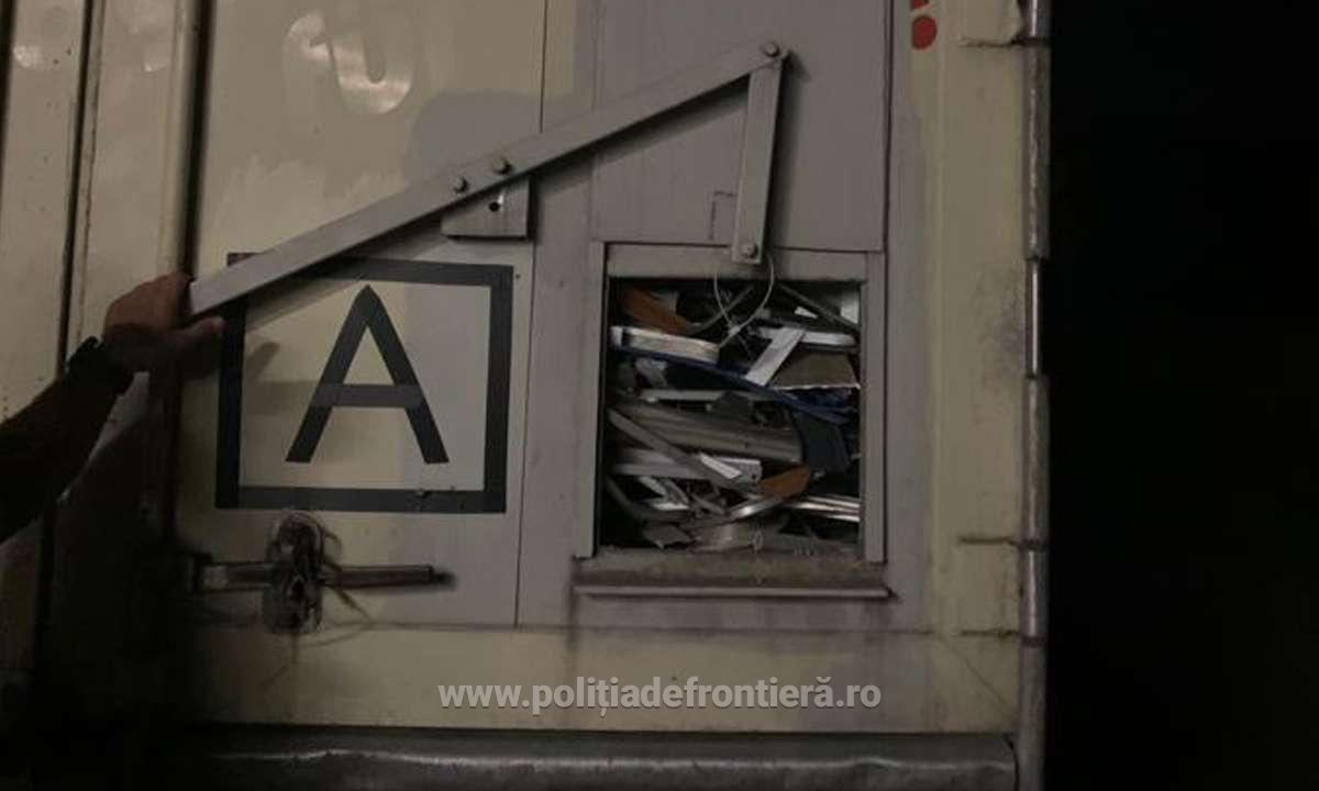 Peste 66 de tone deşeuri din aluminiu, oprite la intrarea în ţară, în PTF Petea