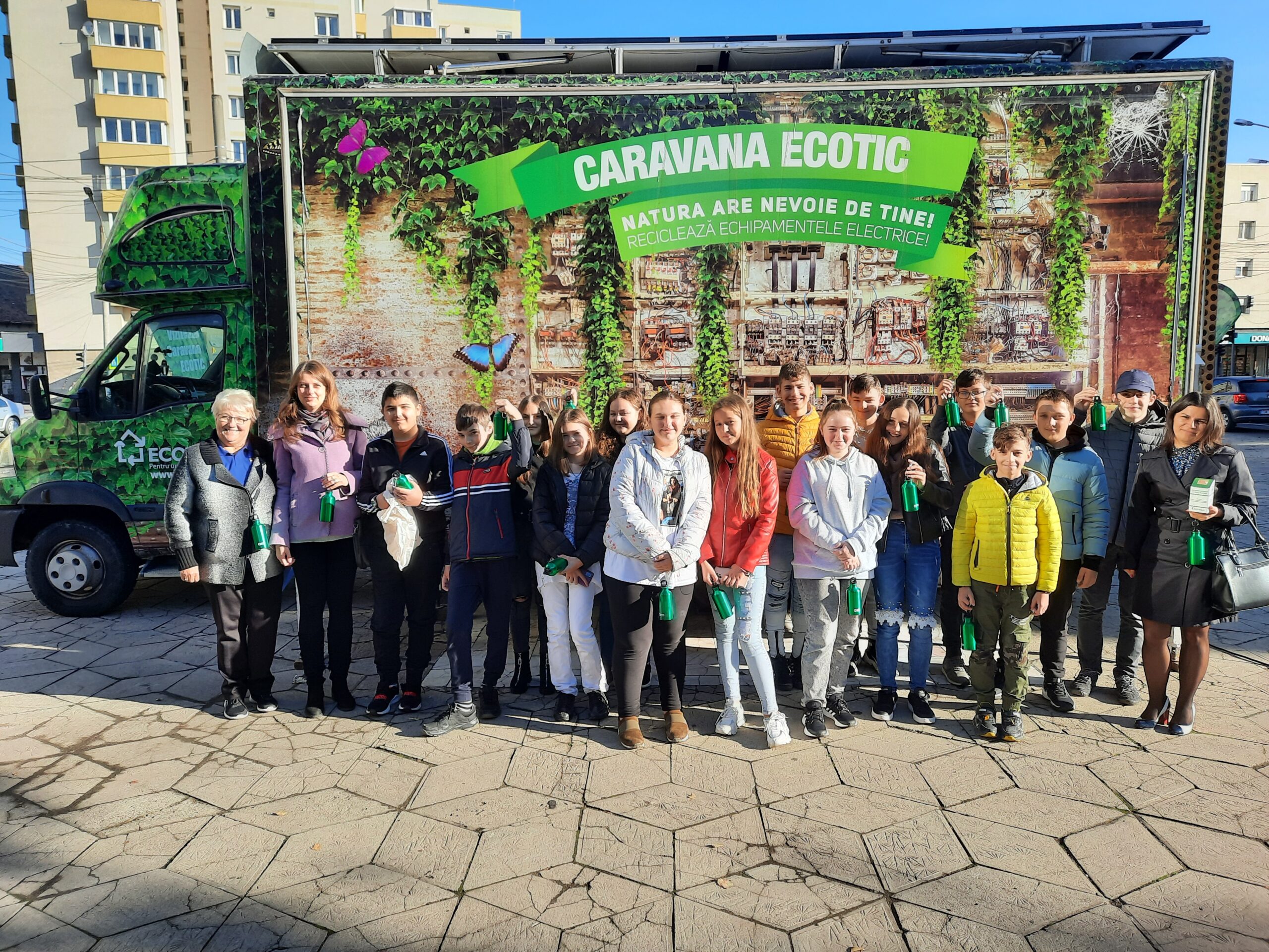 Sătmărenii au vizitat CARAVANA ECOTIC, din fața Muzeului Județean