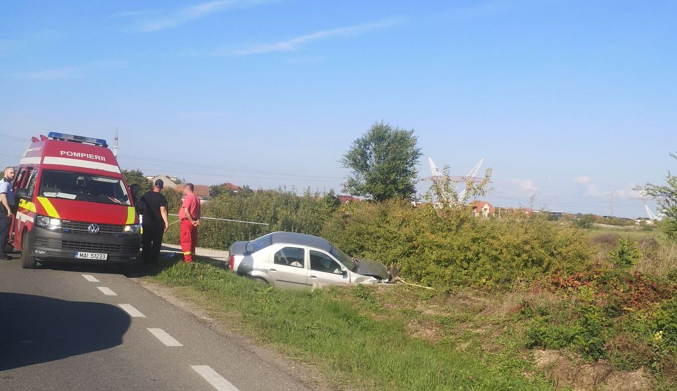 FOTO/VIDEO. O mașină a ajuns într-un șanț de pe Bulevardul Lucian Blaga