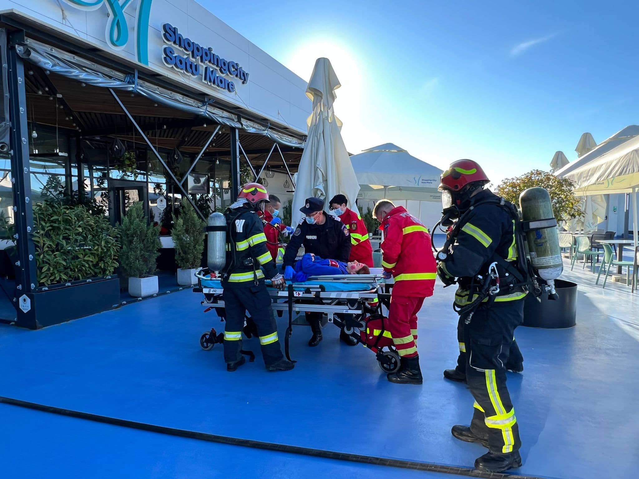 FOTO. Exercițiu în caz de incendiu la Mall-ul din Satu Mare. Parcarea a fost plină de pompieri