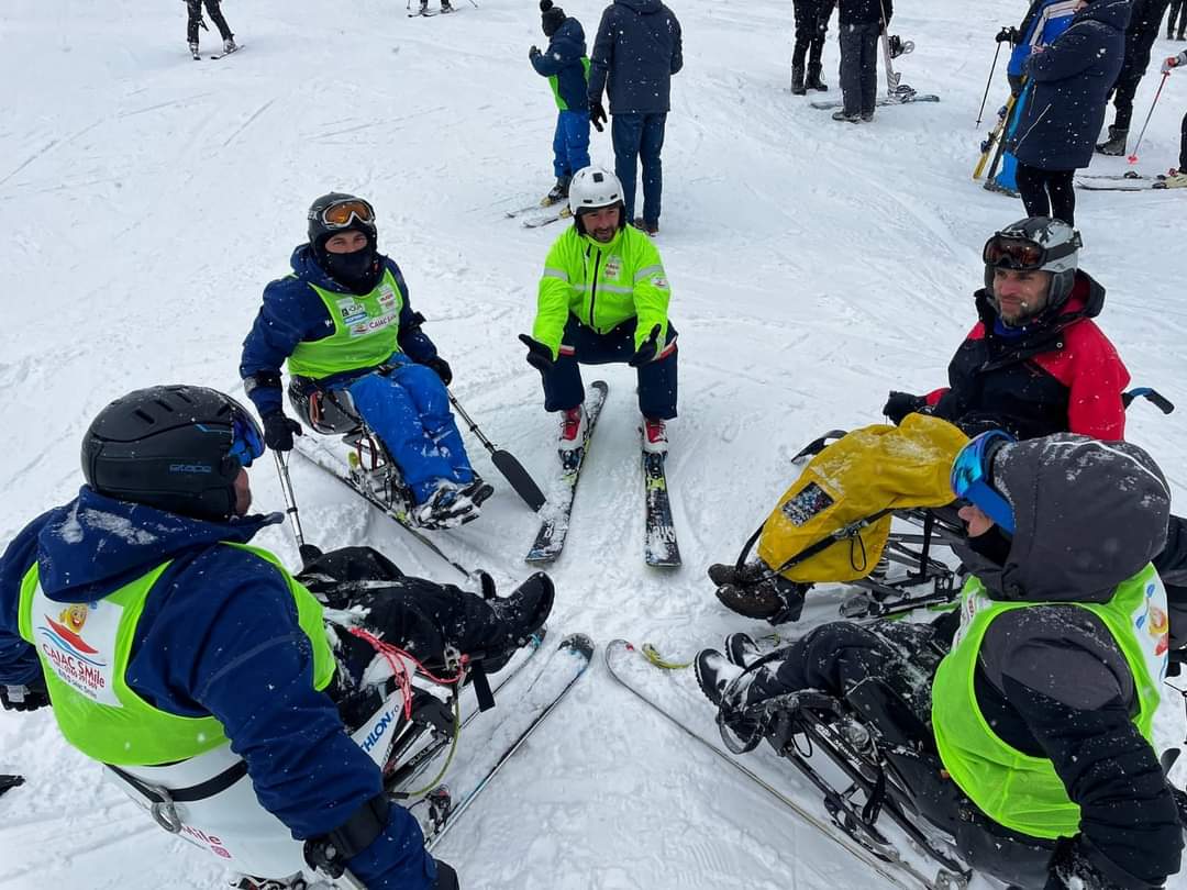 Caiac SMile pune pe schiuri 1.000 de persoane cu dizabilități din România în sezonul de iarnă 2022 – 2023.