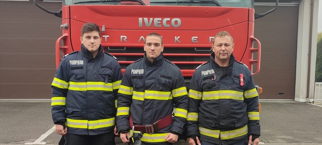 FOTO. Ei sunt EROII ZILEI în județ. Au SALVAT  două VIEȚI dintr-un INCENDIU