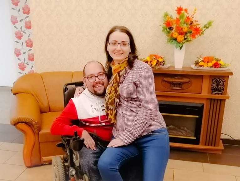 GLASUL OAMENILOR DIN ... ȘI  DE  LÂNGĂ NOI –  CÂND DUMNEZEU POATE SCRIE EPOPEE PE RÂNDURI STRÂMBE