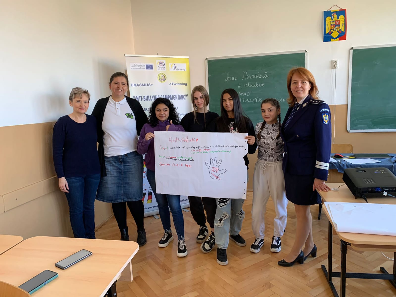 ELEVII LICEULUI  GEORGE EMIL PALADE AU MARCAT ZIUA  NON-VIOLENȚEI ALĂTURI POLIȚIȘTI ȘI SPECIALIȘTI ANTIDROG