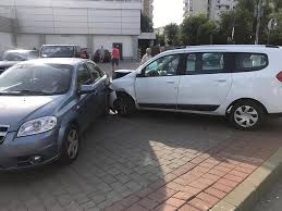 Accident la Satu Mare. Mașină lovită în parcare