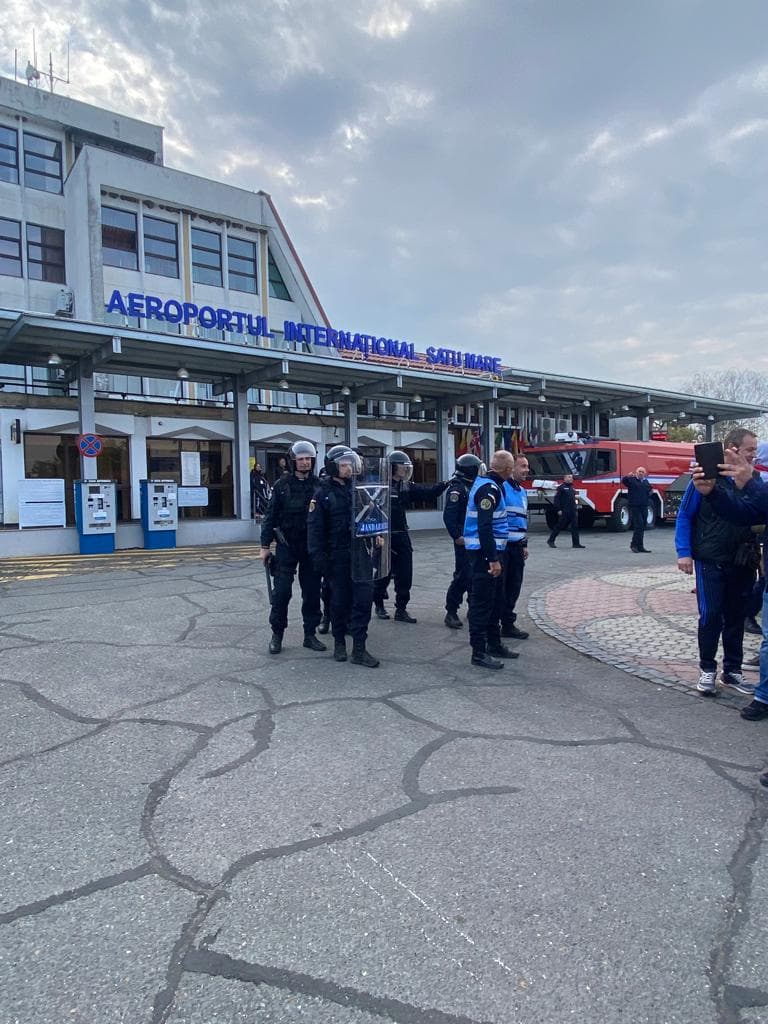 FOTOGALERIE. AMENINȚARE cu  BOMBĂ pe AEROPORTUL Satu Mare. Autoritățile au intervenit în forță (EXERCIȚIU)