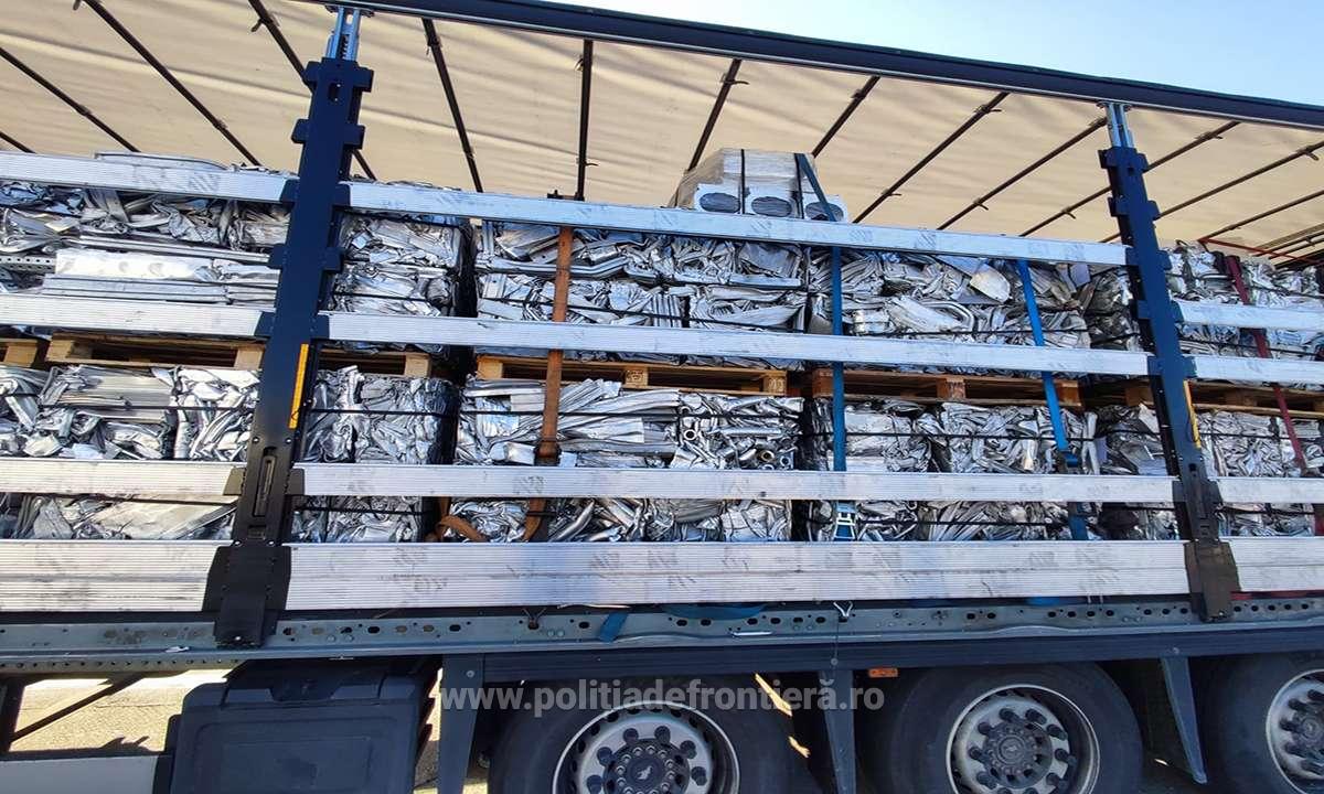 Deşeuri din aluminiu, oprite la Petea. Peste 48 de tone, în două mijloace de transport