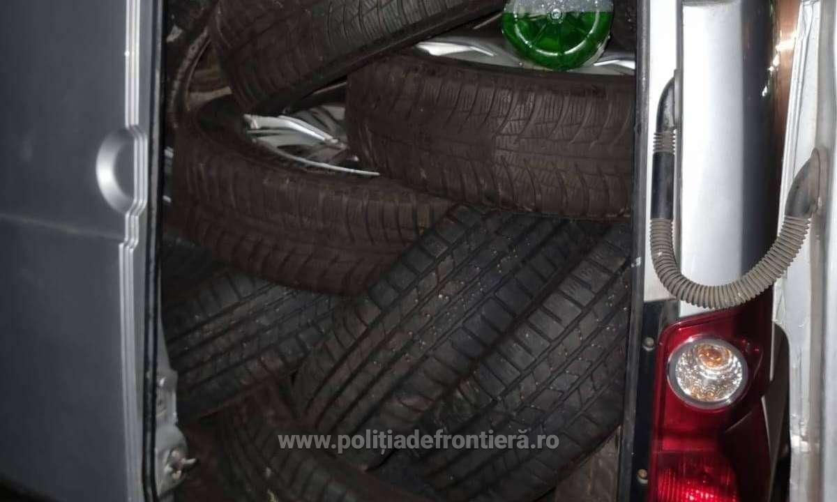TIR încărcat cu anvelope uzate, oprit la vama Petea