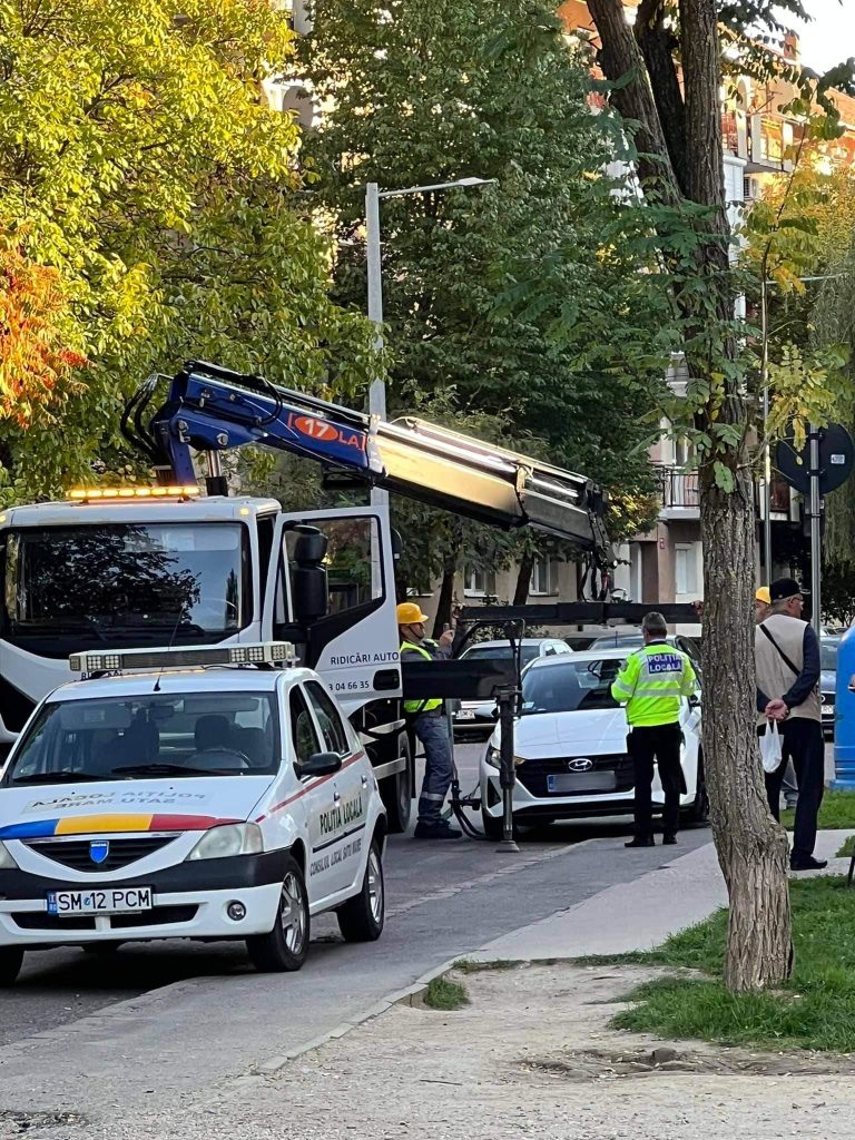 Autobuz blocat în trafic de o mașină parcată neregulamentar