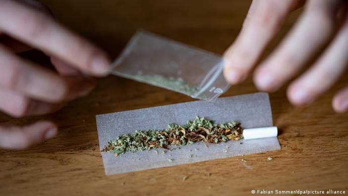 Tot mai mulți tineri consumă droguri până și la școală. Vârsta medie la care debutează consumul de droguri a scăzut la 13 ani