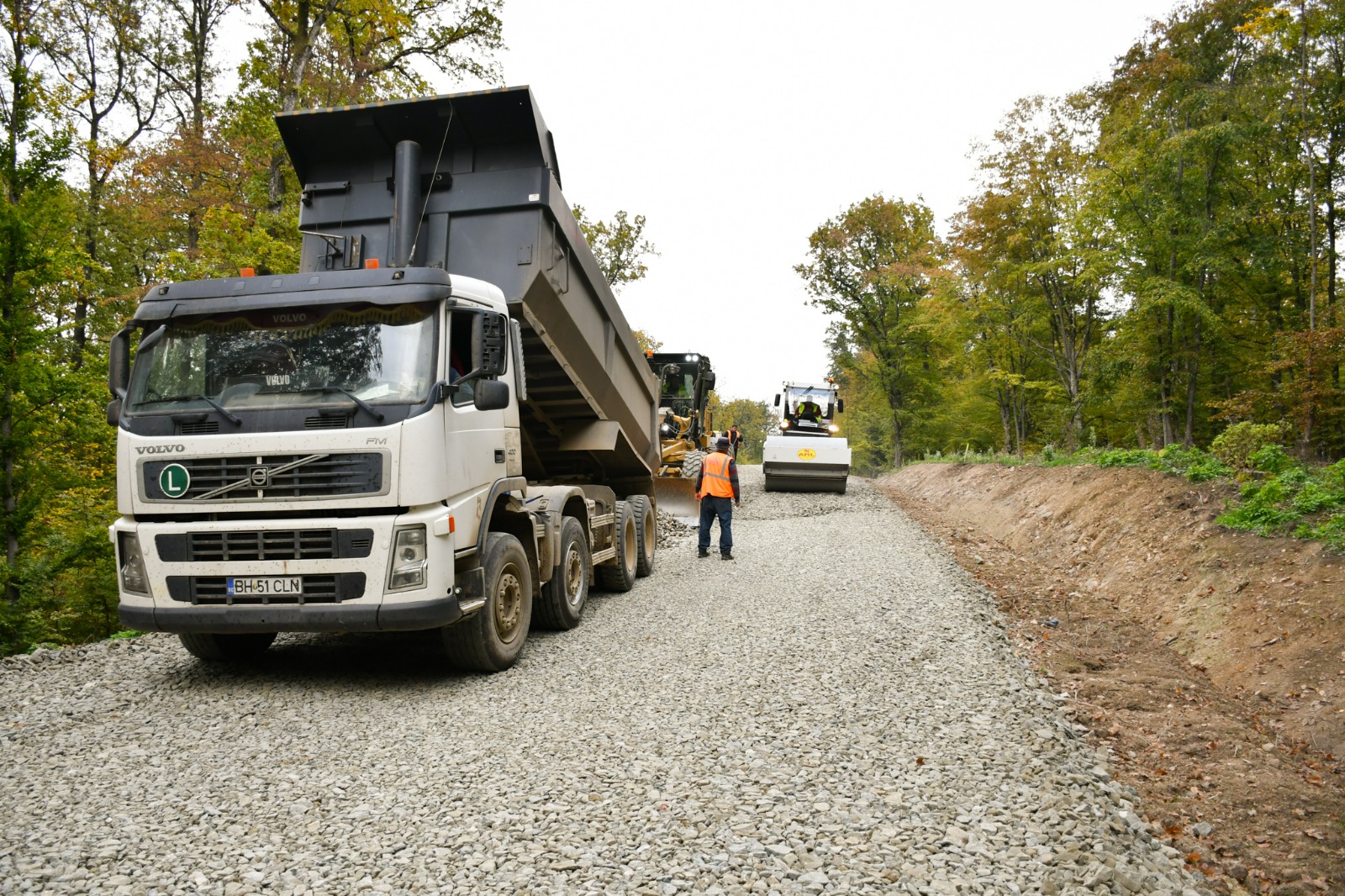 Se lucrează intens la modernizarea unui drum județean