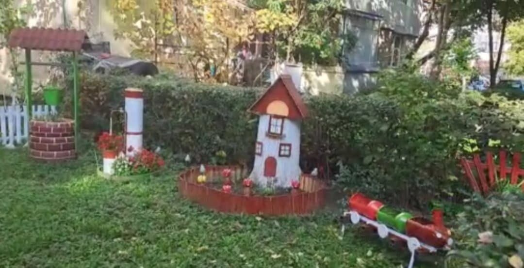 O minunăție de spațiu de joacă improvizat de un gospodar sătmărean