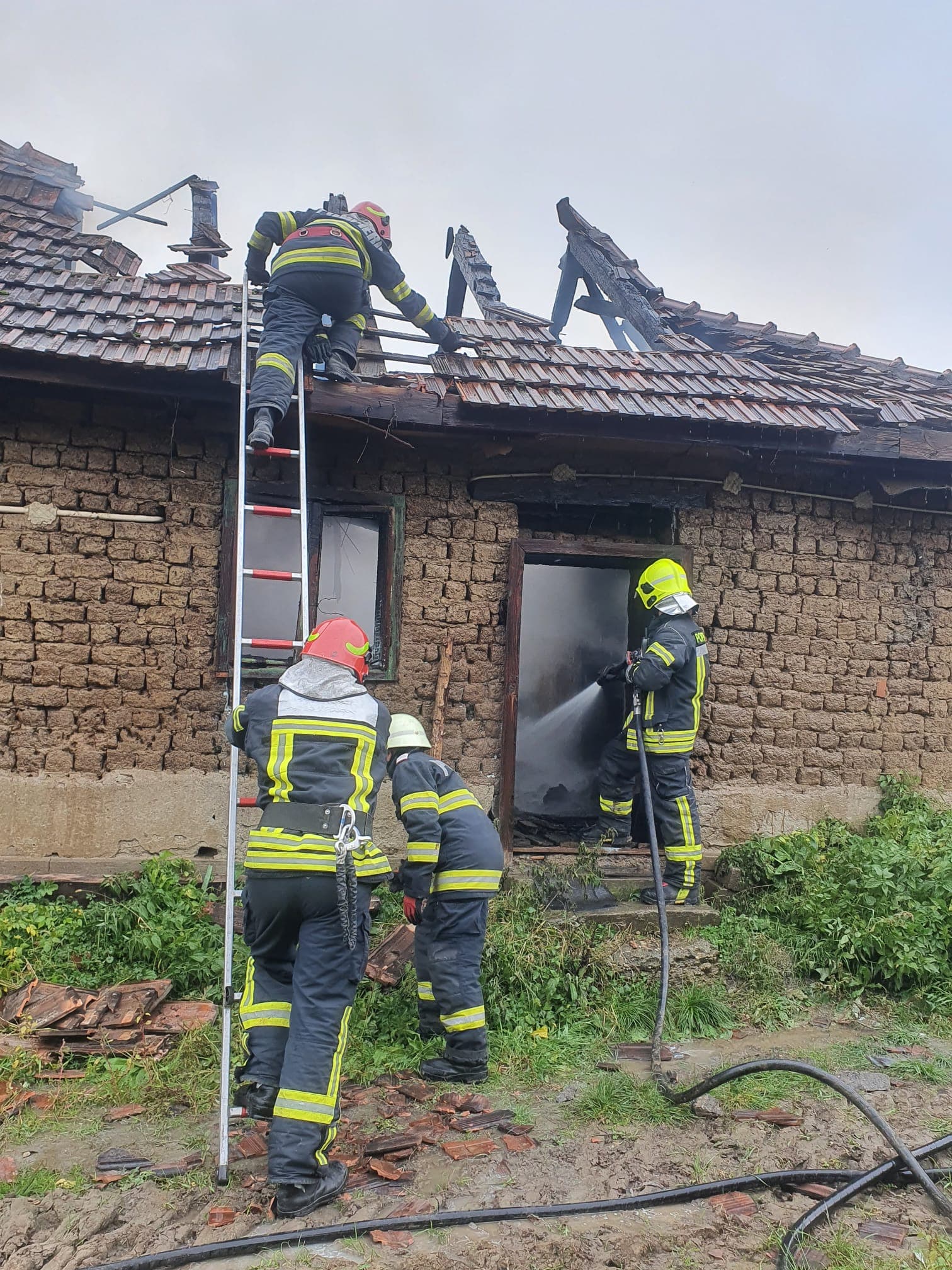 FOTOGALERIE. Sătmăreni, sub CERUL LIBER  în prag de iarnă. Casă DISTRUSĂ  de  FLĂCĂRI lângă Satu Mare