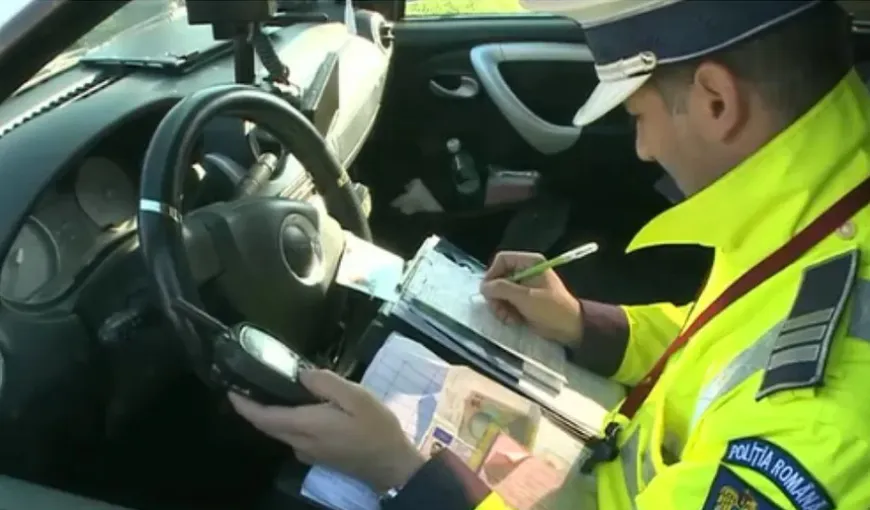 Niciodată să nu faci asta în trafic! Riști să rămâi fără permis