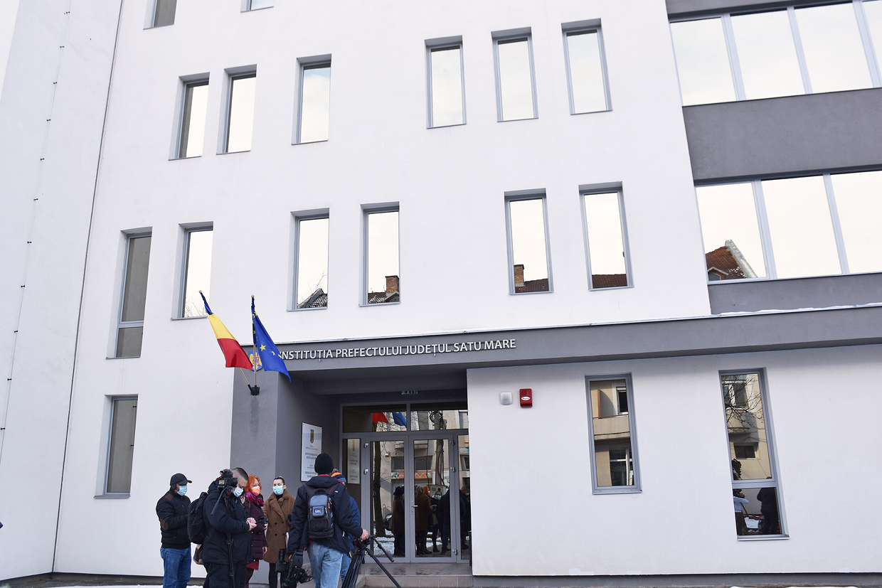 "România iese în stradă". Proteste în fața Prefecturii