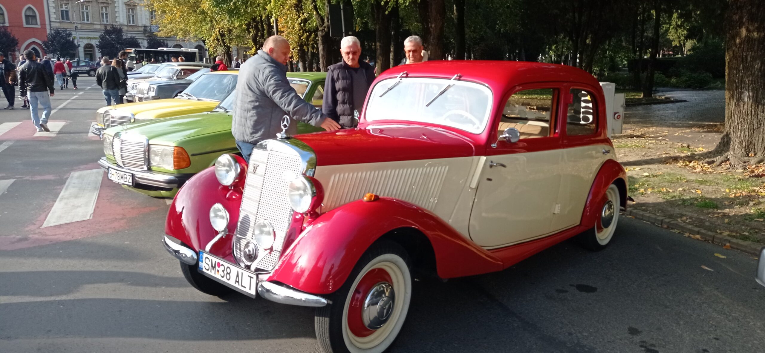 VIDEO/FOTO.   Retroparada Toamnei. Bijuterii pe patru roți la Satu Mare