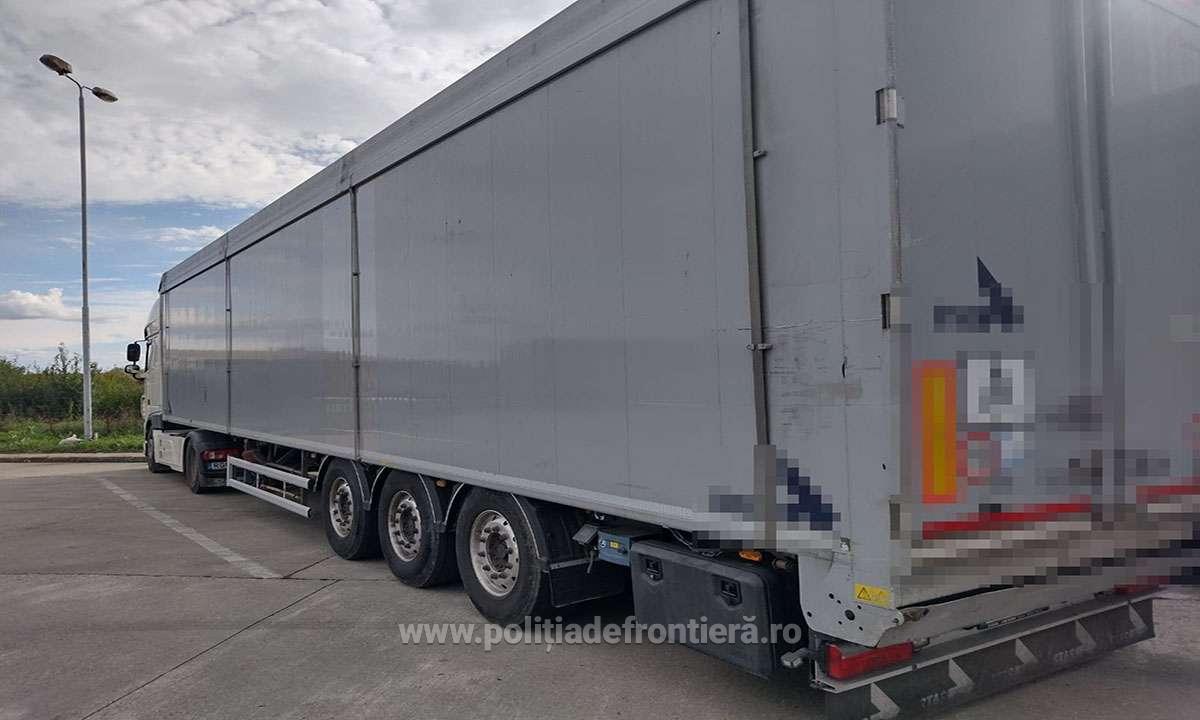 FOTO. Un alt TIR plin cu DEȘEURI, oprit la Petea. Peste 35.800 kg deșeuri din aluminiu