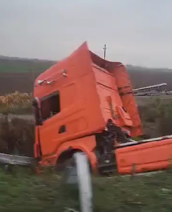 FOTO. Un OȘAN a făcut ACCIDENT cu un CAP DE TIR  pe CENTURĂ. Era MORT DE BEAT