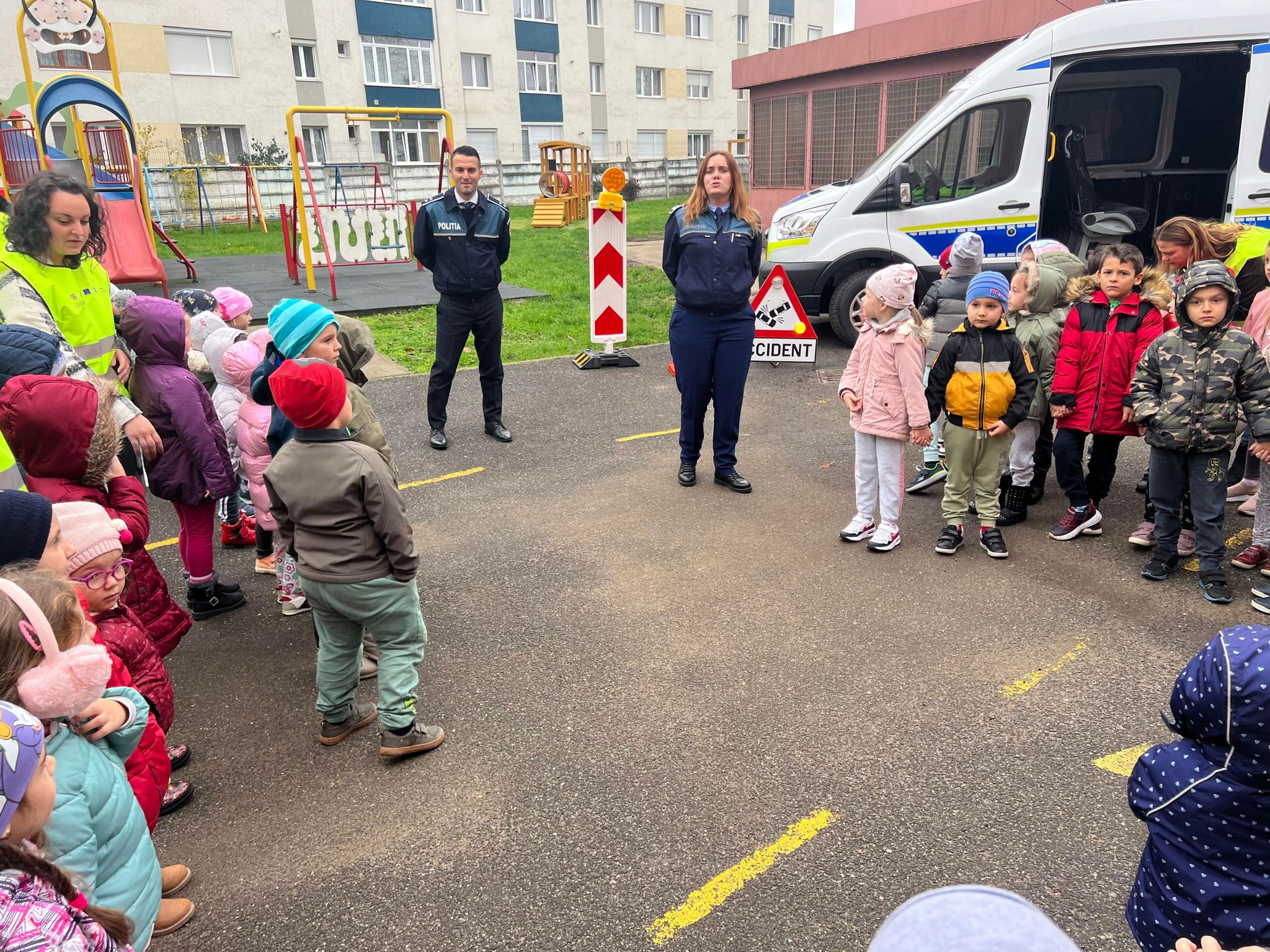 Peste 100 de copii, prieteni cu poliţiştii!