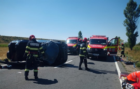 ACCIDENT. O tânără s-a RĂSTURNAT  cu mașina pe carosabil. A ajuns la SPITAL