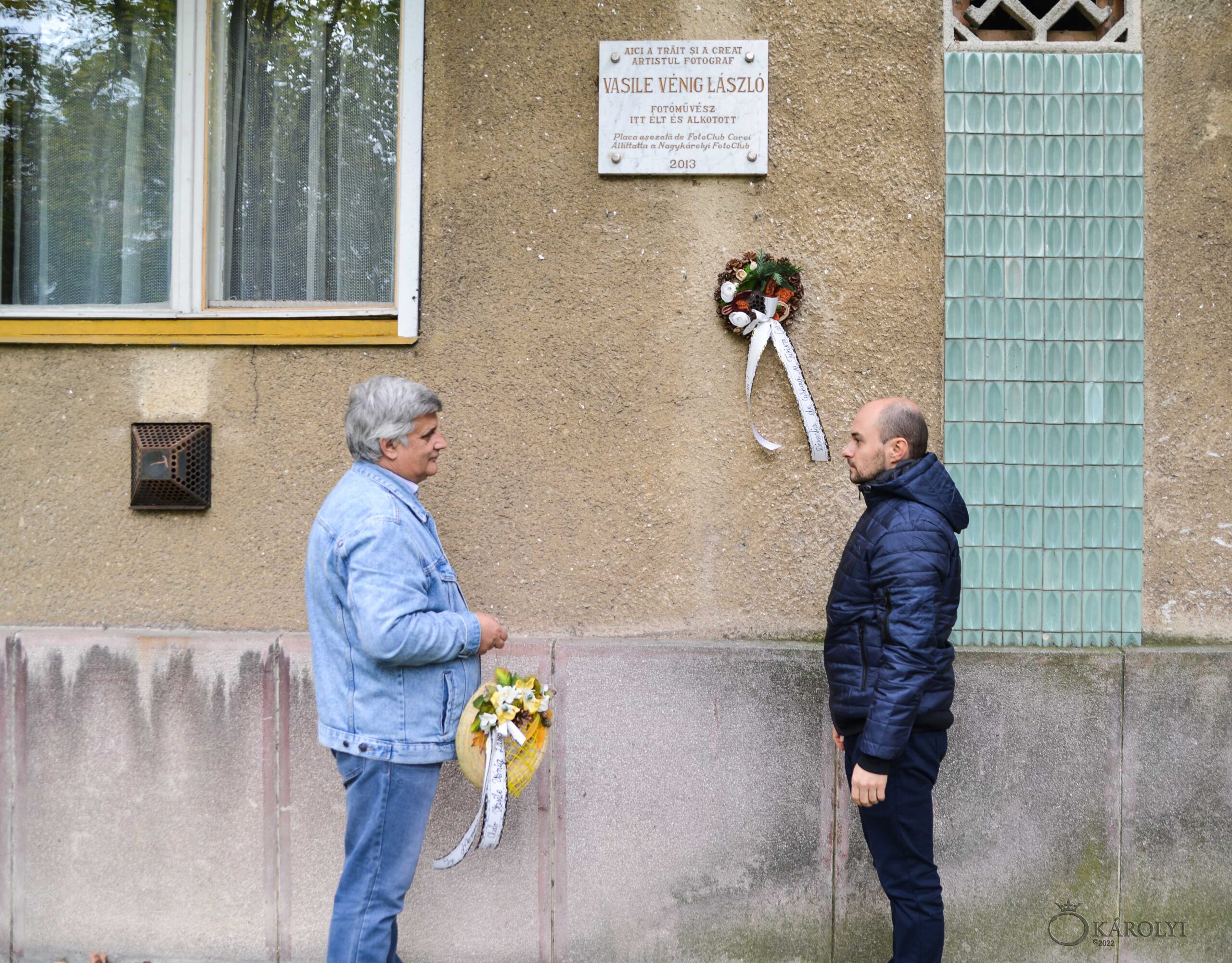 S-au depus coroane de flori la placa memorială a artistului fotograf Vasile Vénig László