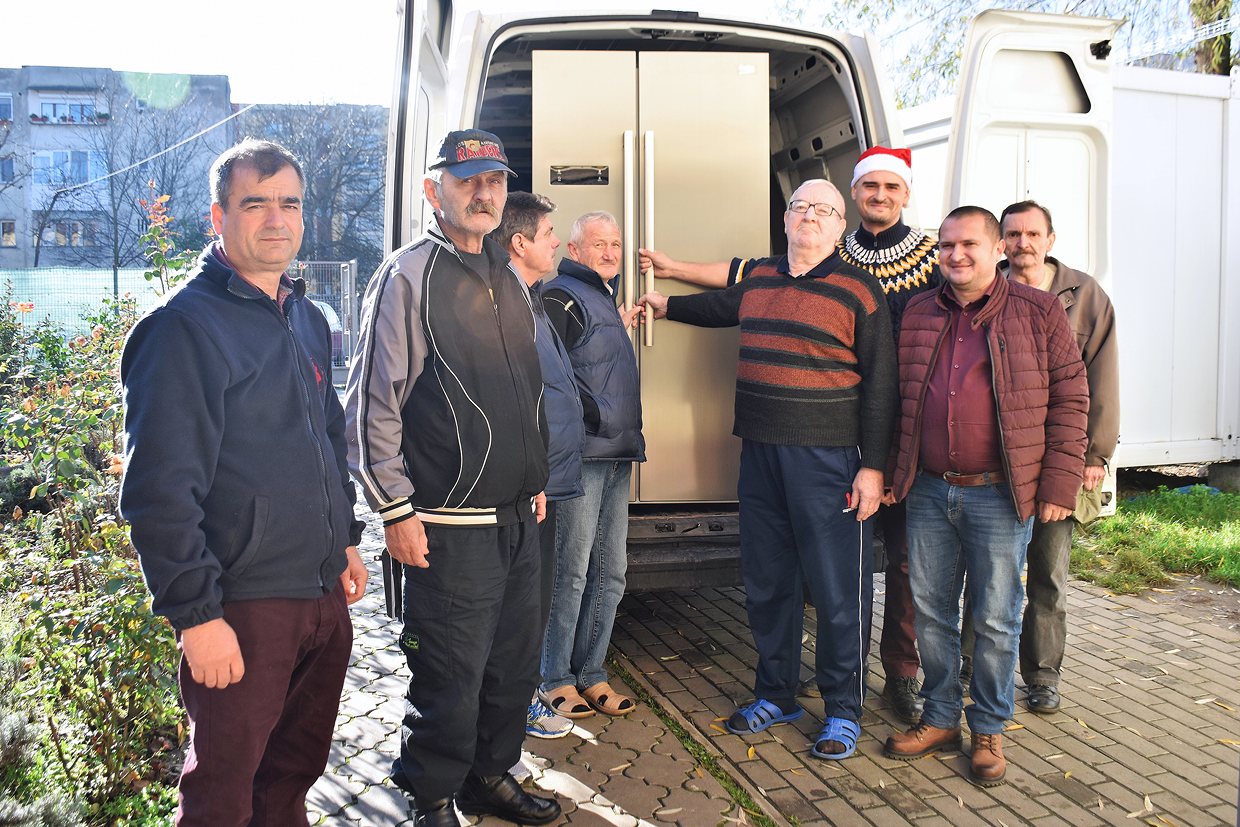 ACT DE UMANITATE ȘI SOLIDARITATE  -Un sătmărean a făcut o surpriză de proporții beneficiarilor  Direcției de Asistență Socială Satu Mare -