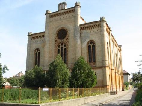 Cu o vechime de peste 150 de ani, Sinagoga din Carei este realizată în stil romantic dar și maur