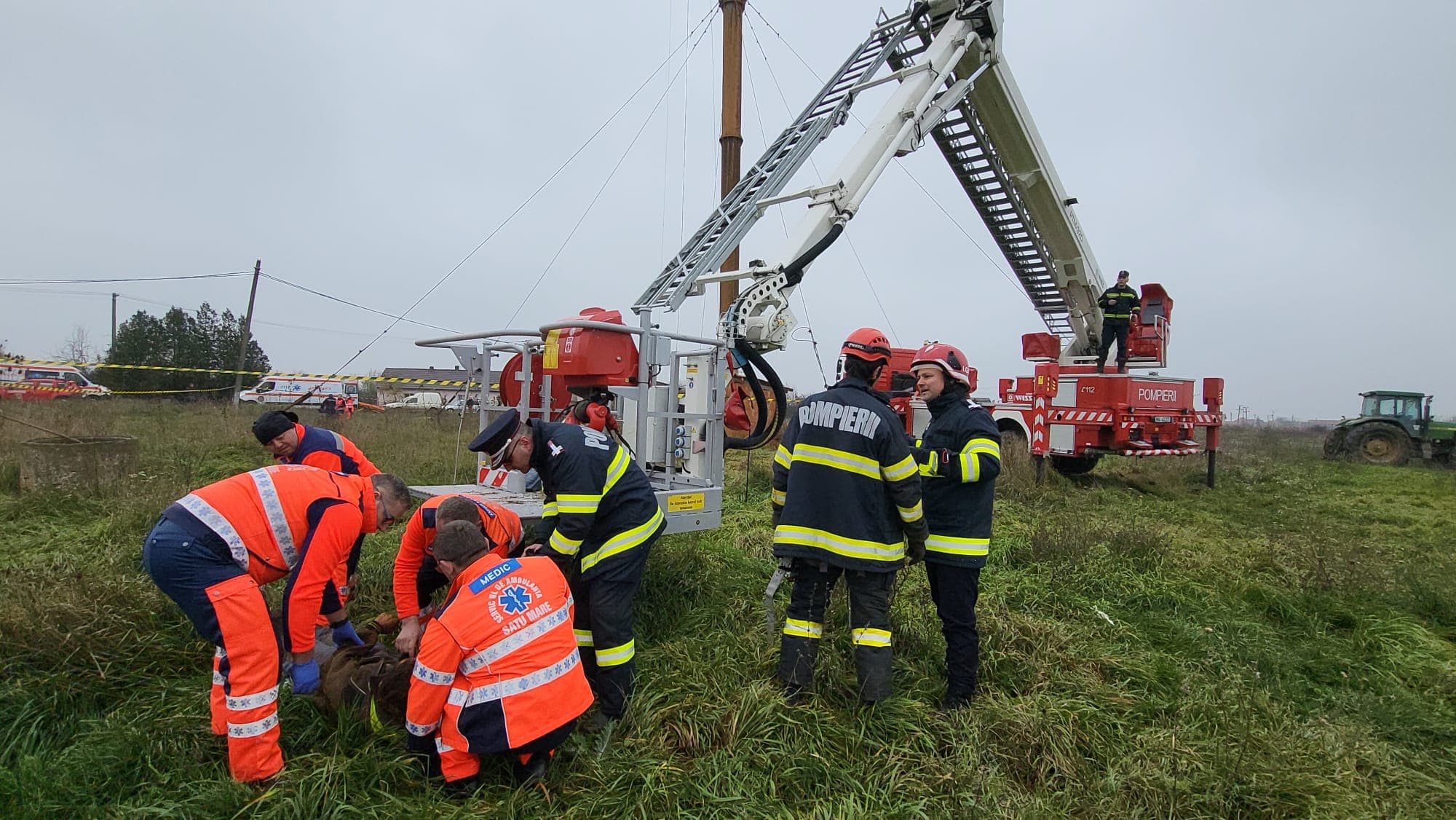 VIDEO/FOTO. Sătmăreni, ÎN PERICOL la înălțime. Intervin pompierii