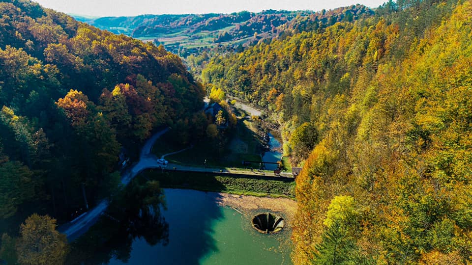 Destinații de weekend. Lacul Vida – lacul de smarald, unic în lume