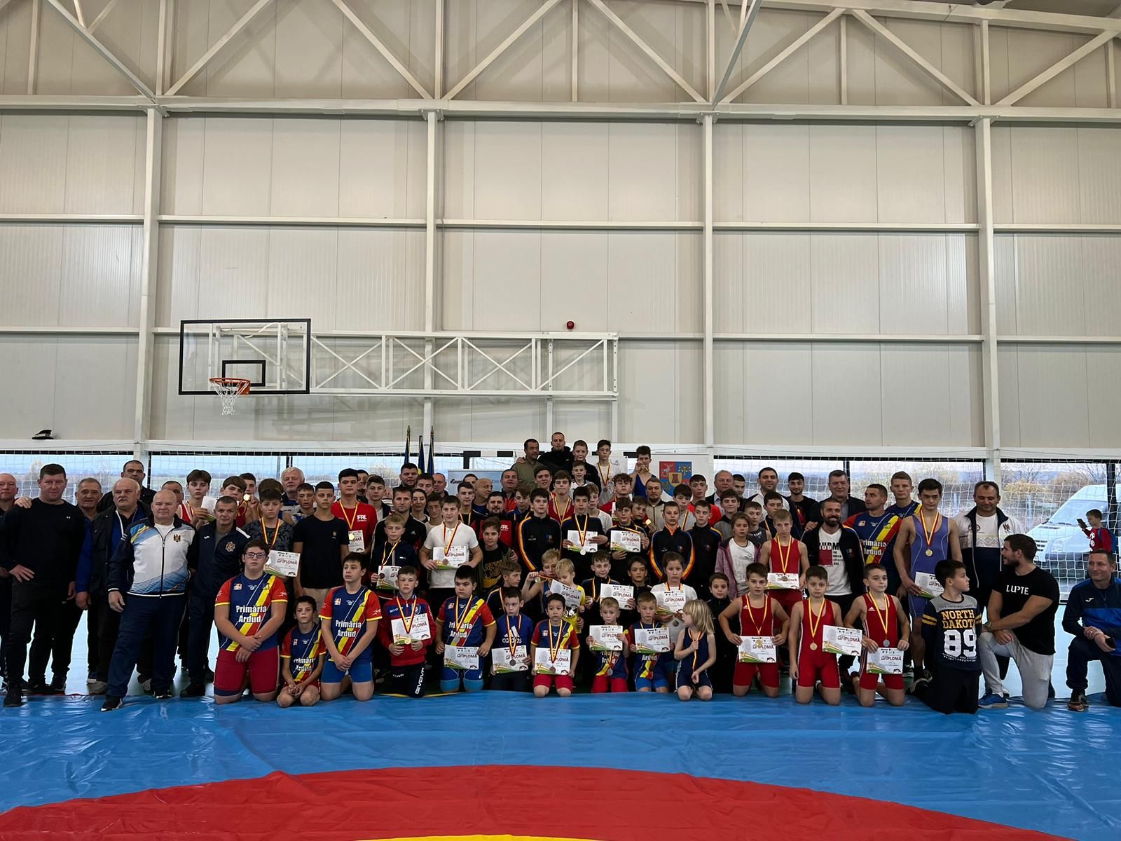 Lupte greco-romane. Memorialul “TUDOR BARBUL” , prima competiție organizată în noua sală de sport din Mădăras