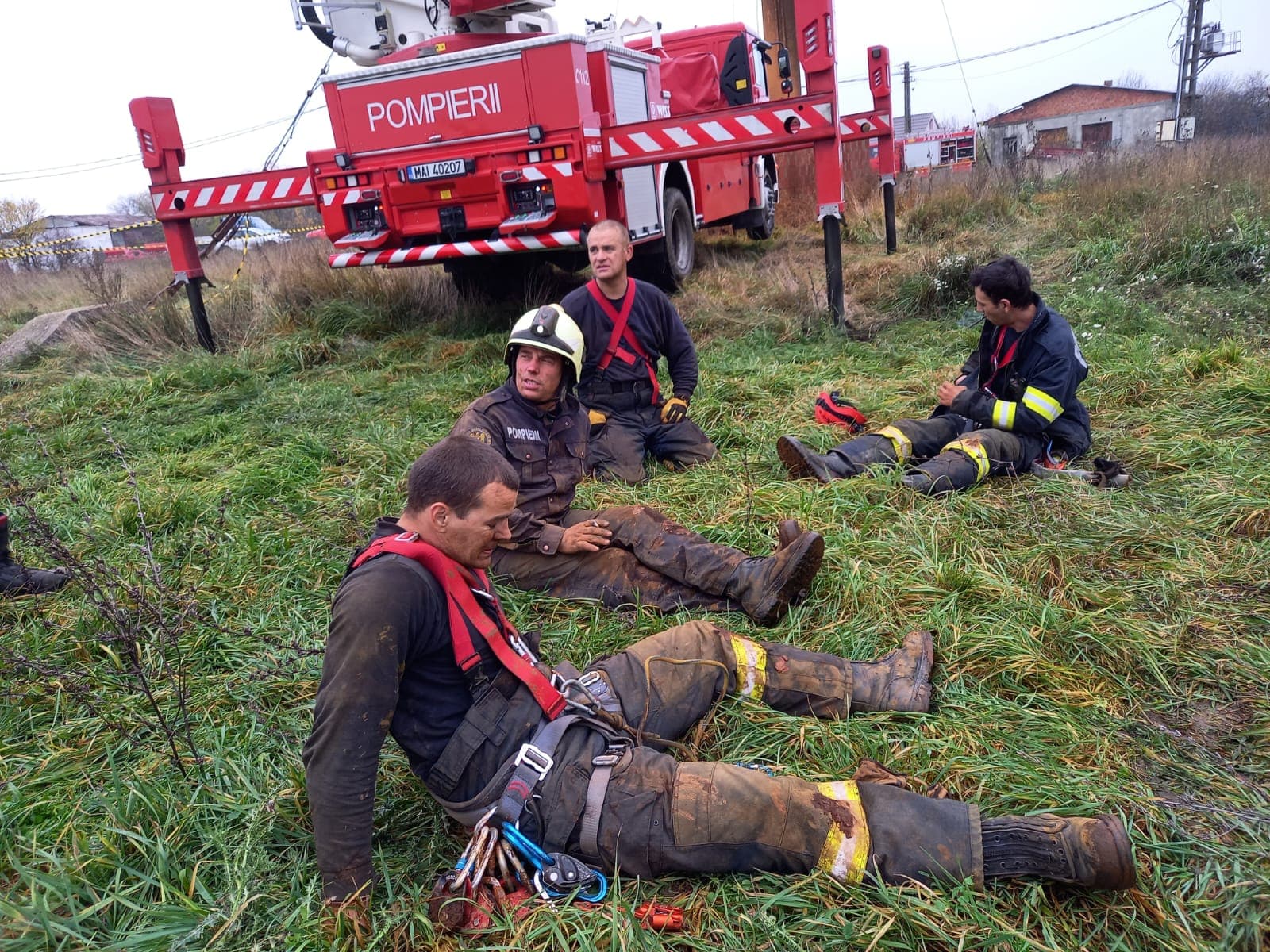 FOTOGALERIE. EROII SĂTMARULUI. Au salvat doi bărbați de la o MOARTE SIGURĂ