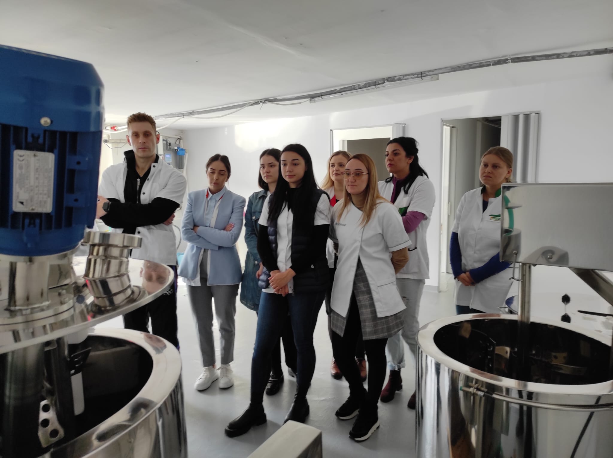 Studenții de la Farmacie, în laborator