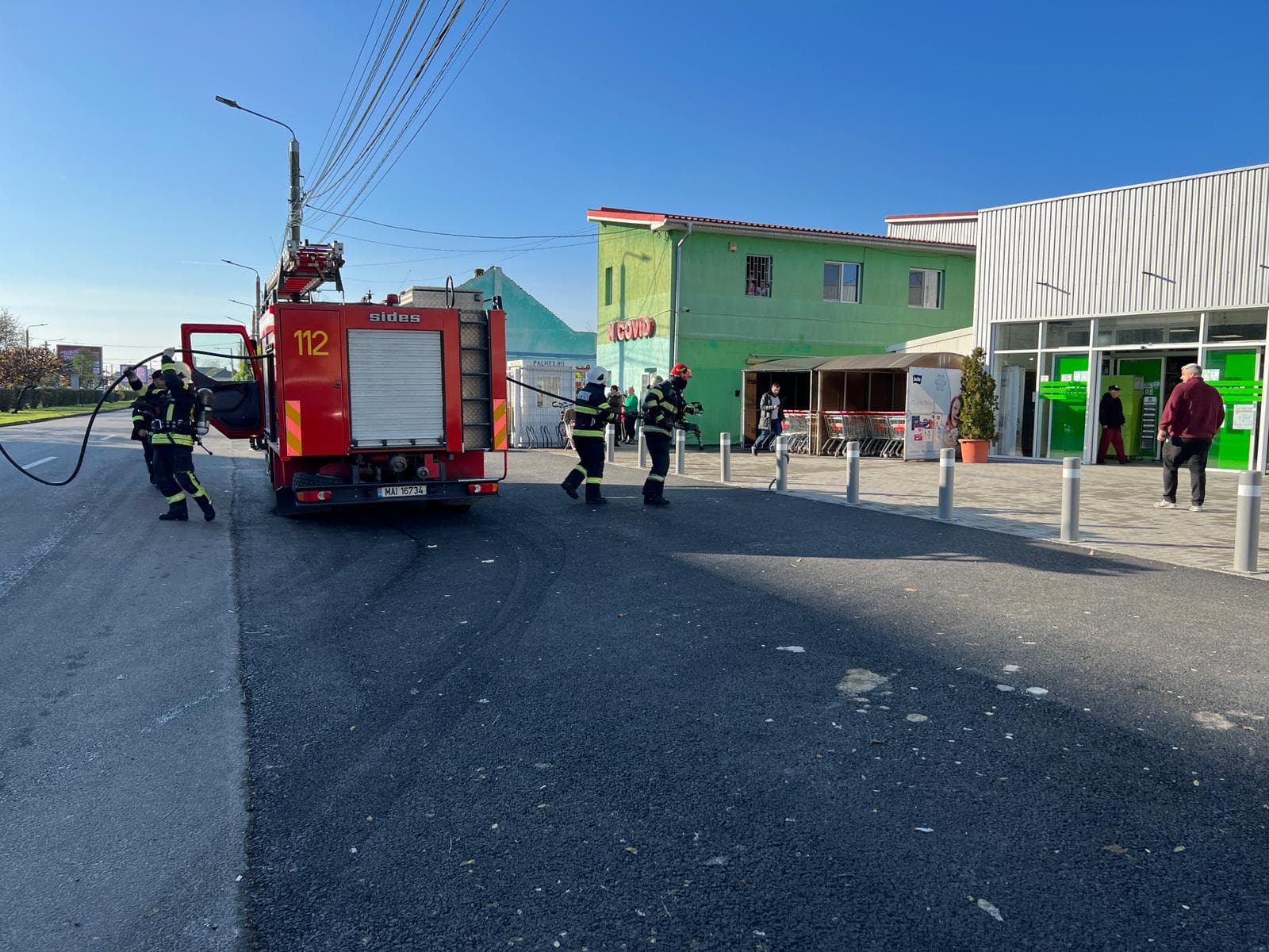 FOTOGALERIE. PANICĂ  la un MAGAZIN AGLOMERAT  din Satu Mare. Au intervenit pompierii (exercițiu)
