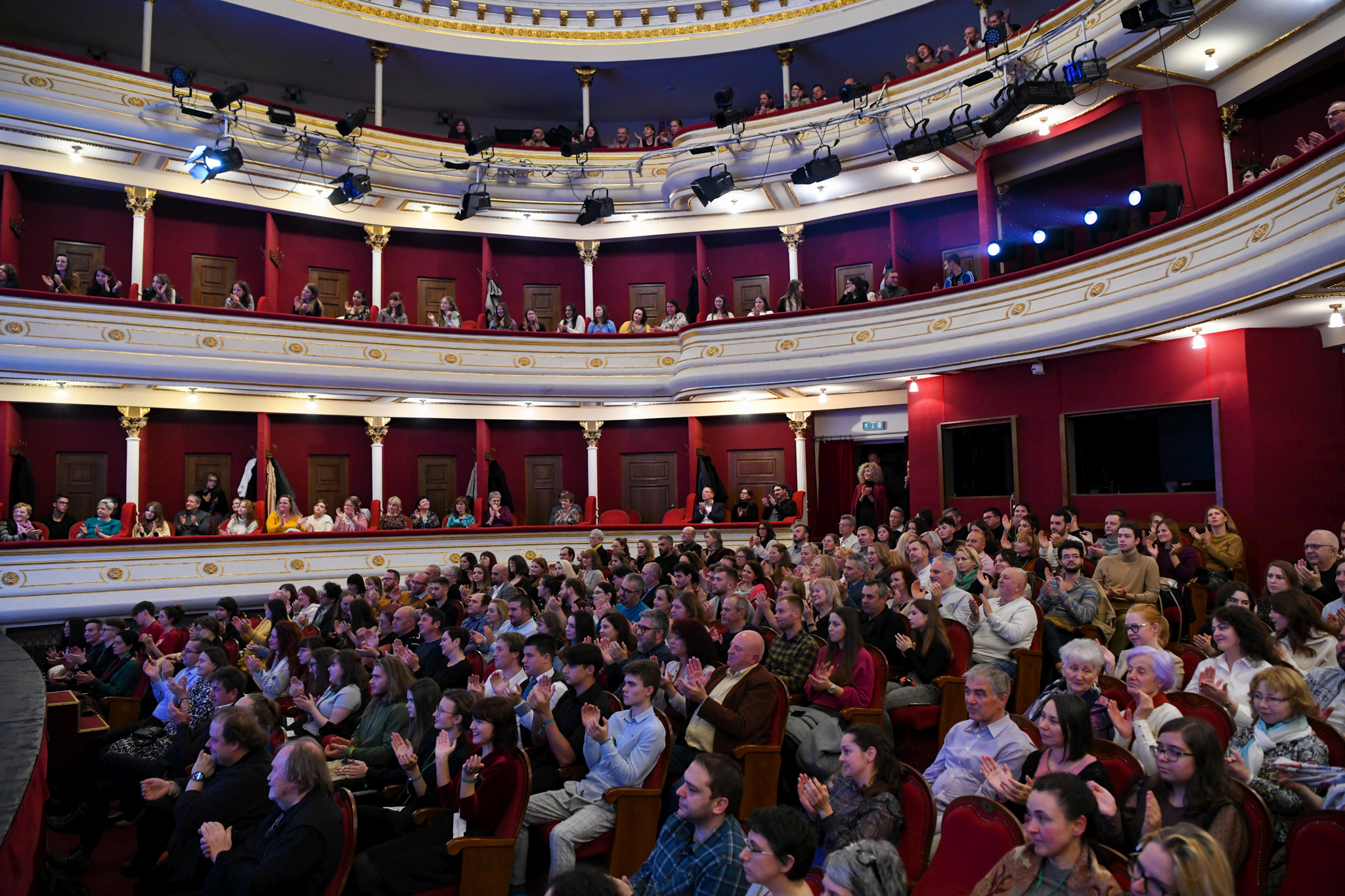 Aproape 3000 de persoane au participat la spectacolele IFESZT