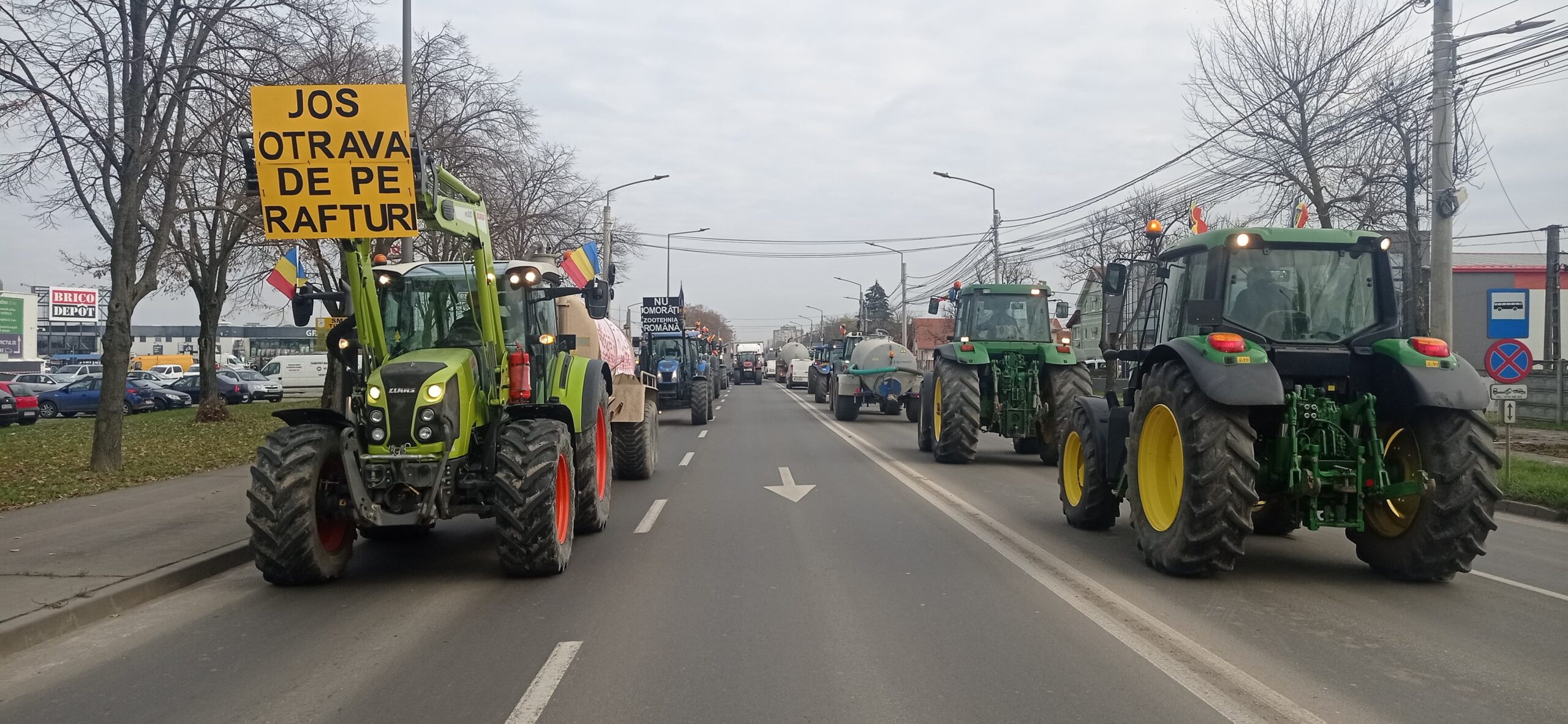 VIDEO/FOTO. PROTEST. Fermierii au intrat cu tractoarele în Sătmar. Acțiune cu peste 70 de utilaje agricole