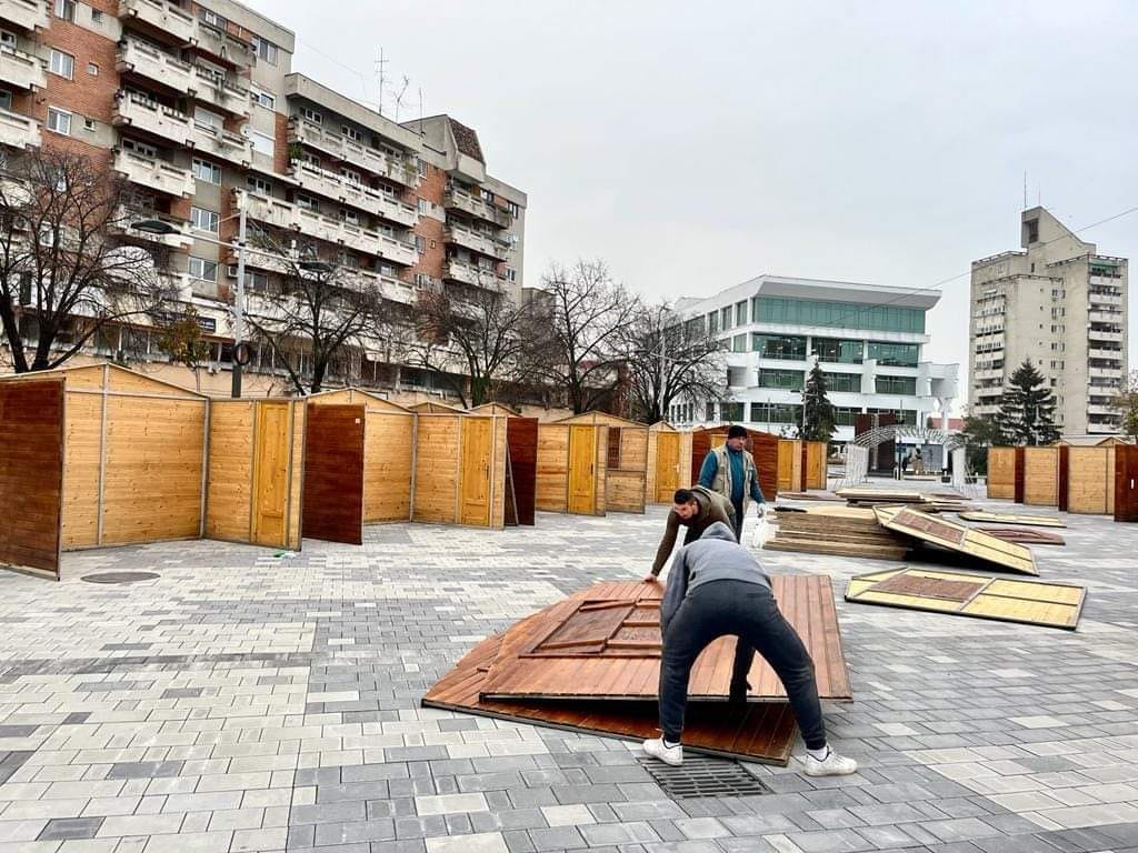 Au sosit căsuțele pentru Târgul de Crăciun din acest an