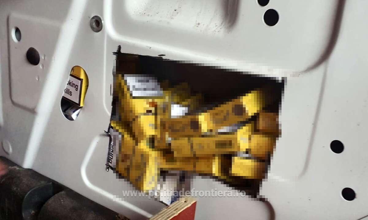 Țigări ascunse în aripa unei mașini