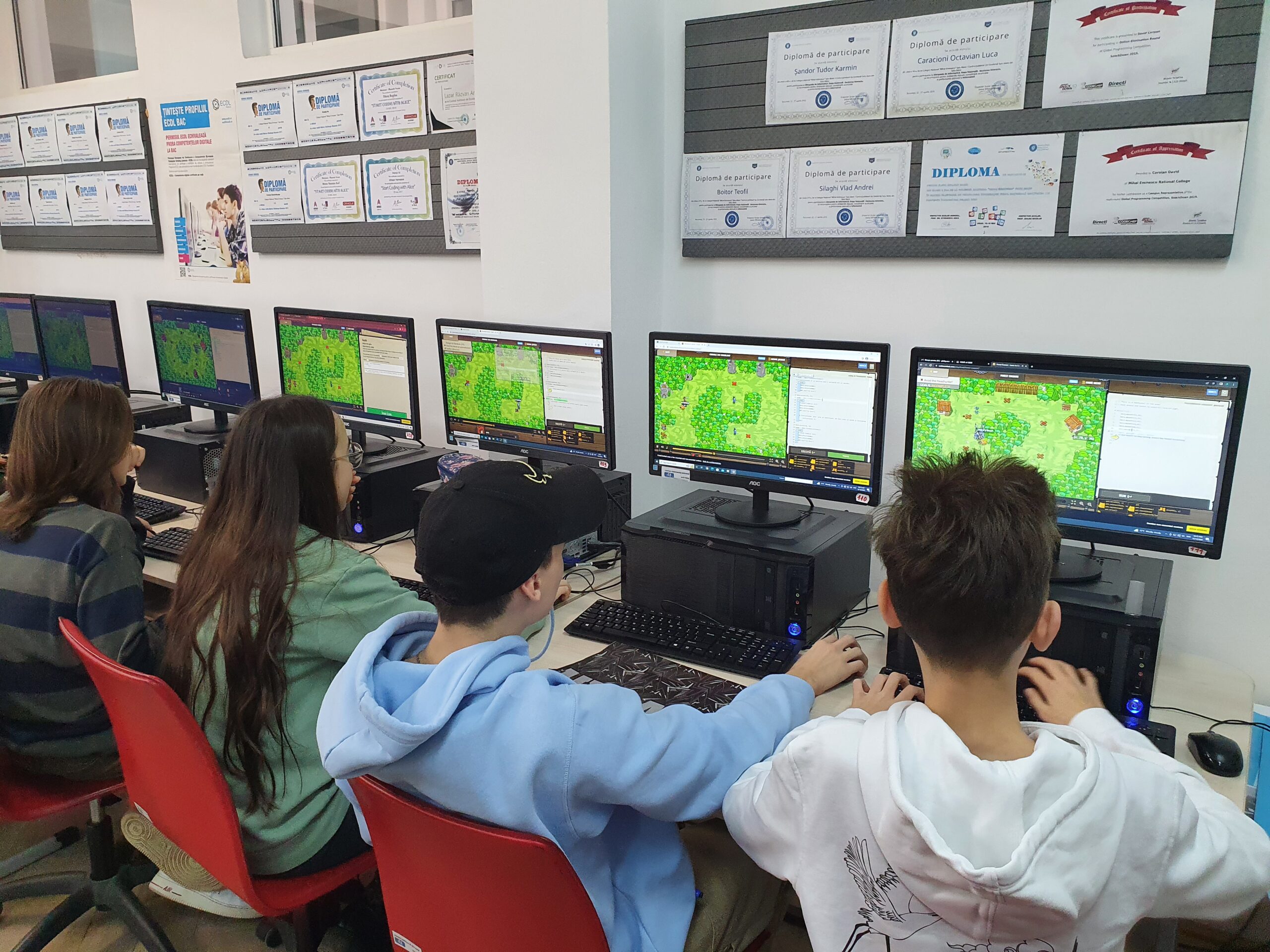 Elevii Colegiului Național Mihai Eminescu Satu Mare au participat la HOUR OF CODE - cel mai mare eveniment de învățare din istorie