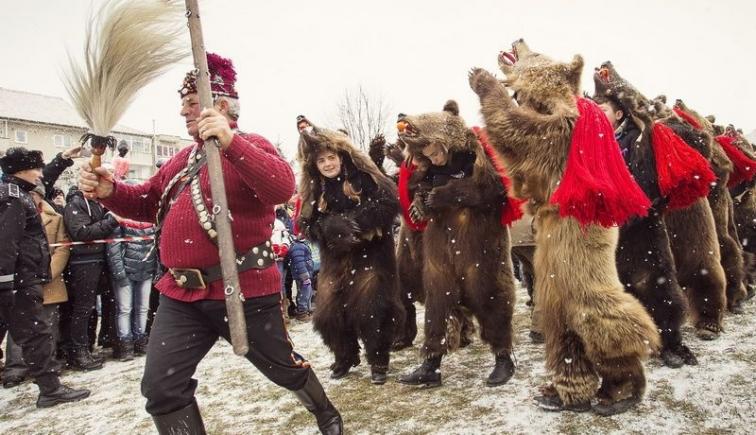 Obiceiuri şi tradiţii de Anul Nou: Pluguşorul, Capra,  umblatul cu Ursul, Sorcova. Cele mai frumoase  obiceiuri din ţara noastră